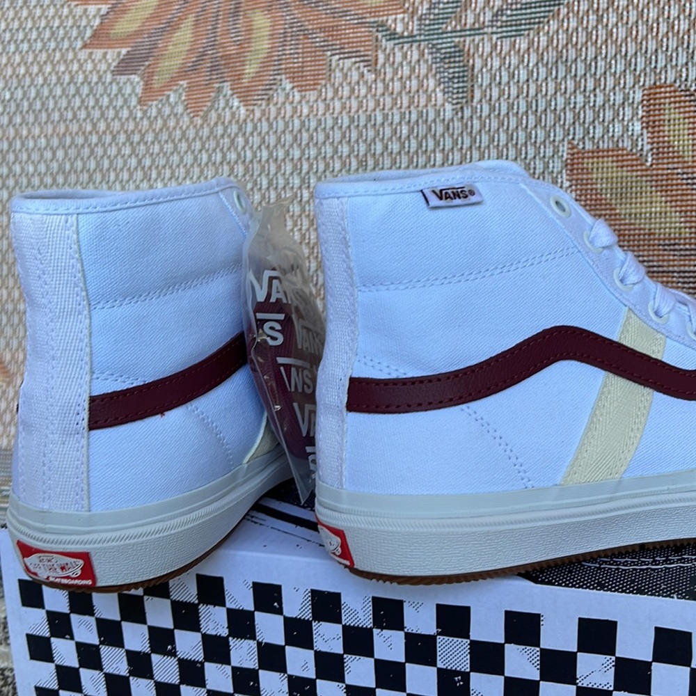 Vans WMNS Crockett High
White/Red
VN0A5JIGYF9
Sneakers - Picture 16 of 16